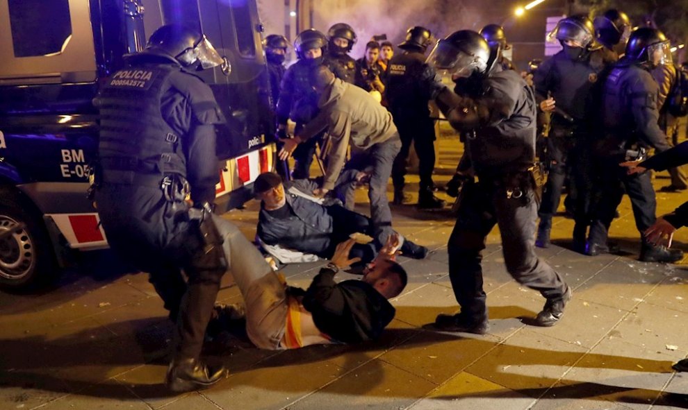 Mossos cargan contra un manifestante durante los disturbios de este miércoles. EFE