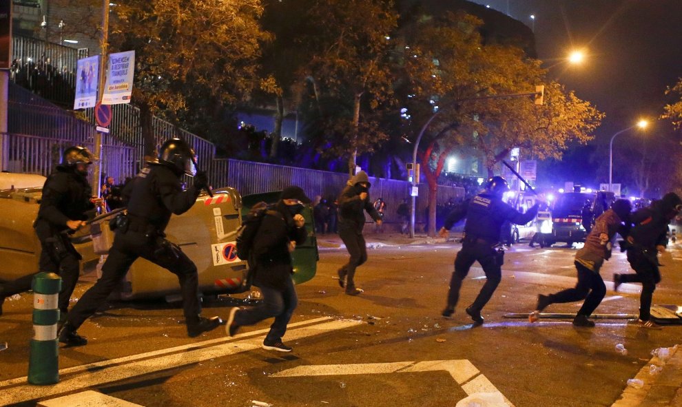 Mossos cargan contra manifestantes tras los enfrentamientos de este miércoles en los aledaños del Camp Nou. EFE/Quique García