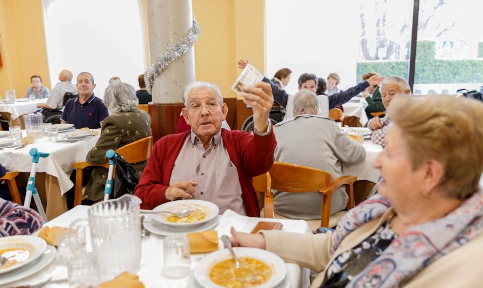 Los pensionistas de la residencia geriátrica San Fernando, en el Real Sitio de San Ildefonso-La Granja, donde se han repartido 4,5 millones de euros. /EFE