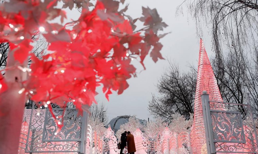 La gente camina por una calle decorada para el Año Nuevo 2020 y las vacaciones de Navidad en el parque Sokolniki en Moscú, Rusia, el 24 de diciembre de 2019. MAXIM SHIPENKOV