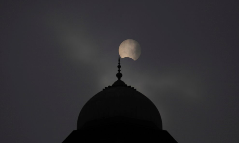 26/12/2019 - Una mezquita durante el eclipse solar en Lahore, Pakistán. REUTERS / Mohsin Raza