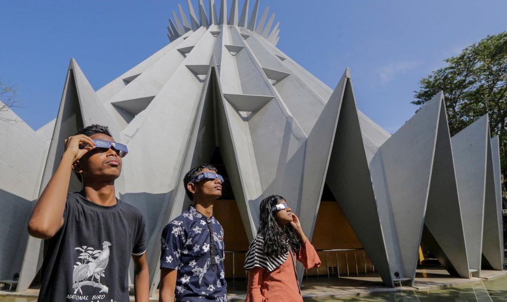 26/12 /2019.- Las personas observan con gafas solares el eclipse solar parcial en el Planetario de Sri Lanka en Colombo. EFE / EPA / CHAMILA KARUNARATHNE