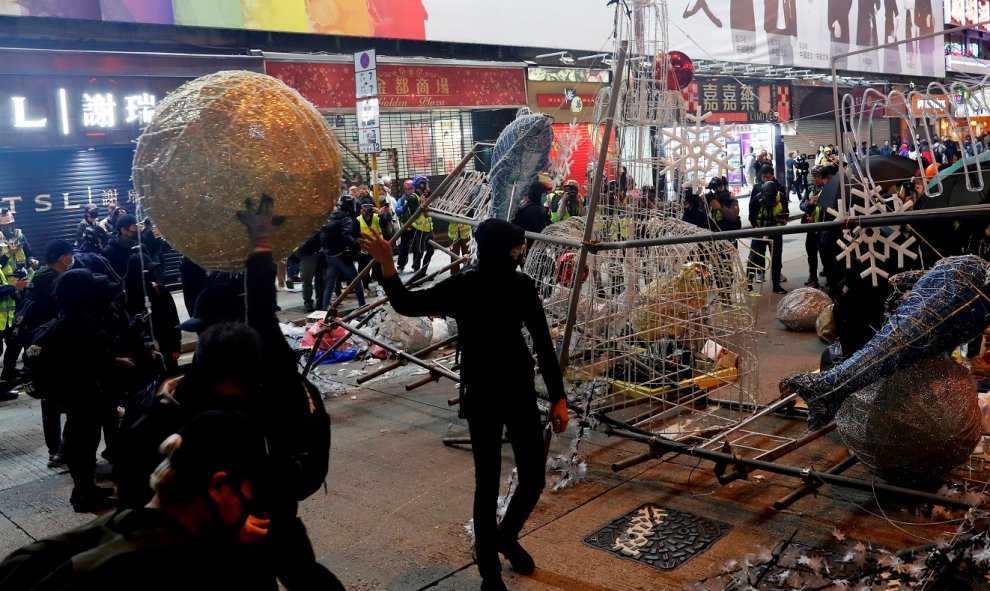 Manifestantes destrozan el decorado navideño en Hong Kong durante la celebración del año nuevo. / REUTERS