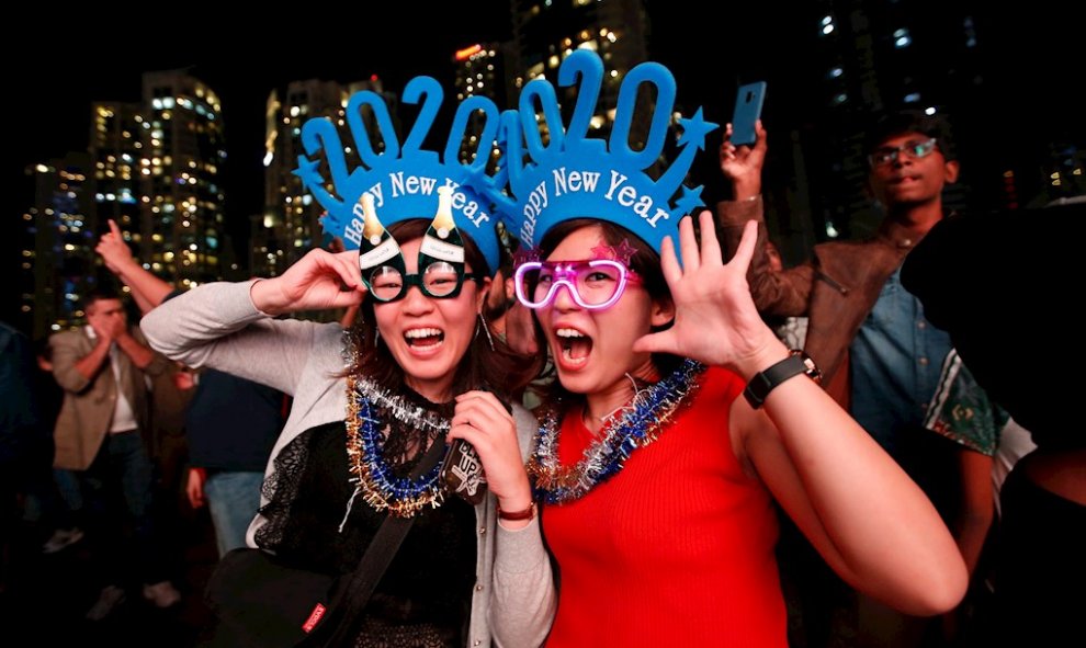 Dos mujeres celebran la llegada de 2020 en Dubai. / EFE