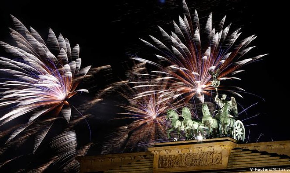 Espectáculo de fuegos artificiales en la Puerta de Brandemburgo en Berlín. Reuters