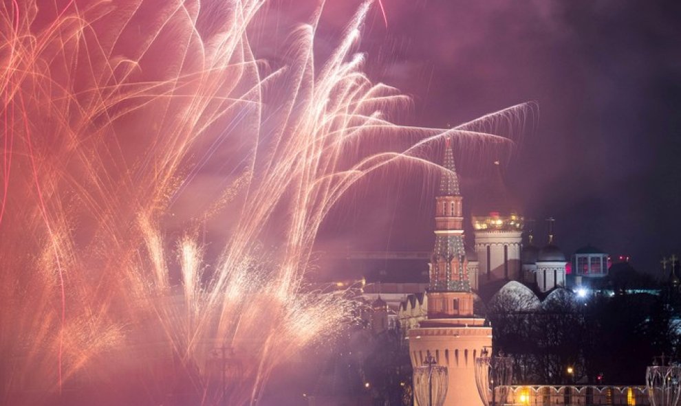 Fuegos artificiales adornar el cielo durante las celebraciones de Año Nuevo en Moscú. Reuters