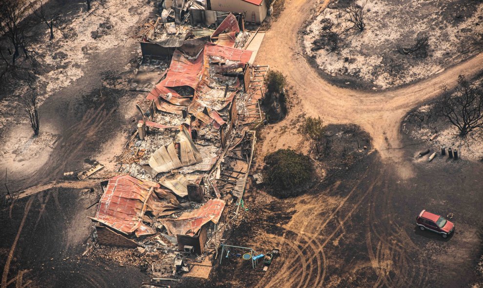 Imagen aérea de los destrozos de los más de 200 incendios están arrasando los estados sudorientales de Nueva Gales del Sur. EUROPA PRESS/Jason Edwards