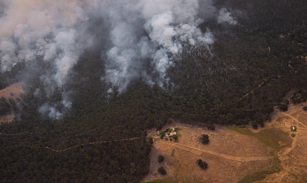 Columnas de humo descienden de uno de los más de 200 incendios que están arrasando Australia. EFE