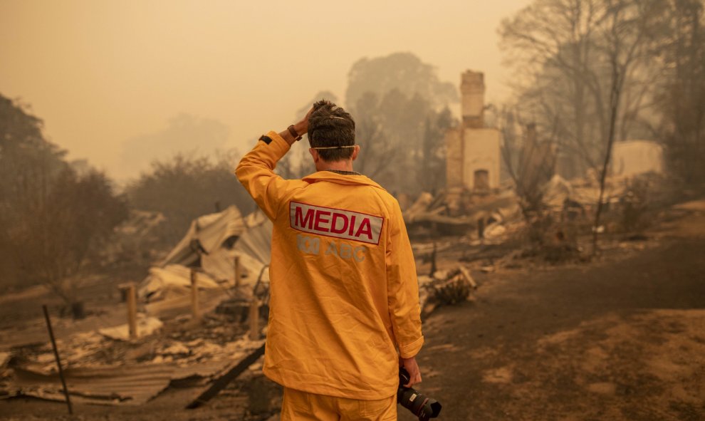 El fotógrafo de ABC Matt Roberts reacciona al ver la casa de su hermana, destruida por las llamas, en Quaama, Nueva Gales del Sur. EFE/Sean Davey