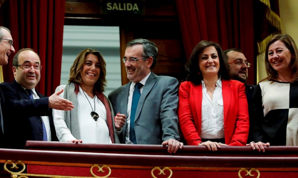 El líder de los socialistas catalanes Miquel Iceta (2i), la líder del PSOE andaluz Susana Díaz (3i), el expresidente del Senado Manuel Cruz, la presidenta de La Rioja Concha Andreu (2d), y la presidenta del Govern Balear Francina Armengol (d), a su llegad