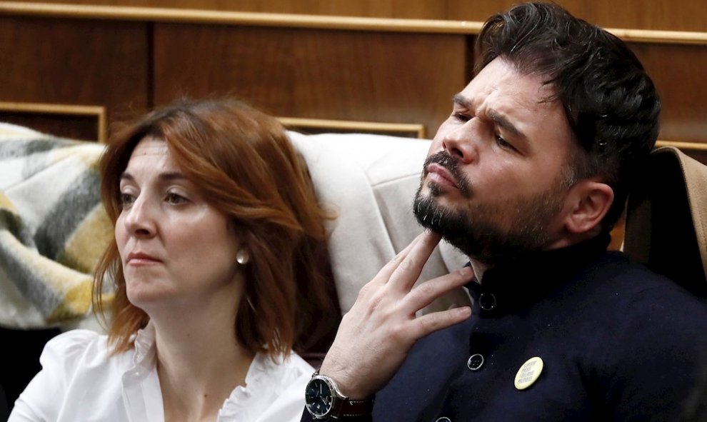 El portavoz de ERC,Gabriel Rufián, este martes en el Congreso donde se celebra la segunda y definitiva votación para investir presidente del Gobierno al candidato socialista, Pedro Sánchez. EFE/Mariscal