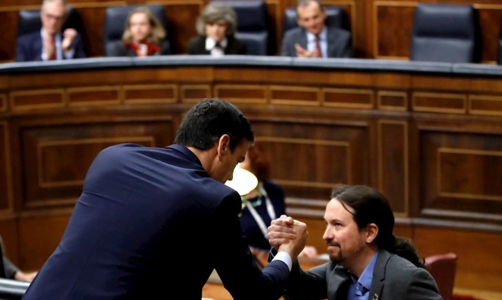 El líder de Unidas Podemos, Pablo Iglesias, saluda al presidente del gobierno en funciones Pedro Sánchez (i), tras su intervención este martes en el Congreso.EFE/Juan Carlos Hidalgo