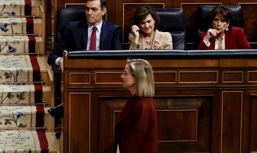 La diputada de CC Ana Oramas pasa ante el candidato socialista a la Presidencia del Gobierno, Pedro Sánchez EFE/Mariscal