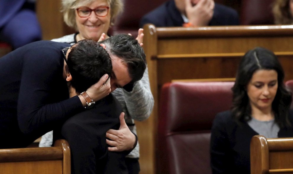 El diputado de ERC Gabriel Rufián abraza emocionado a Montserrat Bassa tras su intervención este martes en el Congreso. EFE/Juan Carlos Hidalgo