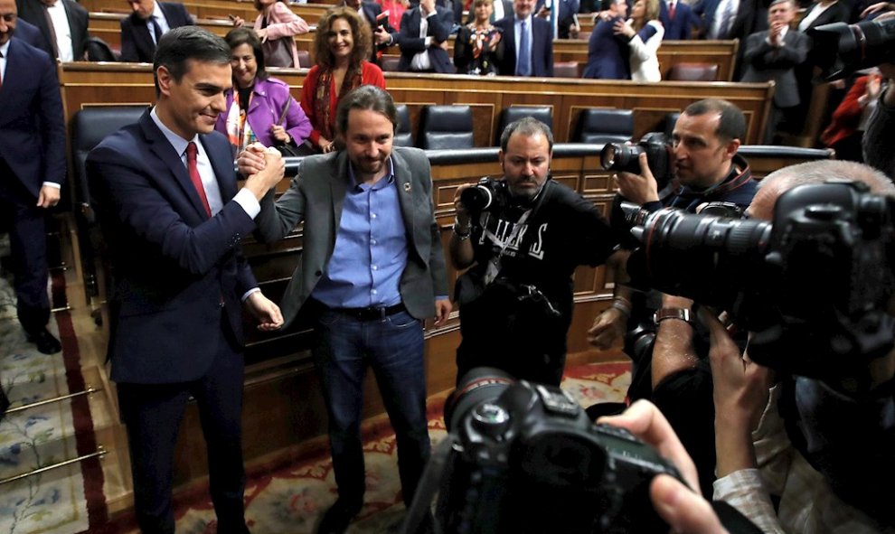 Pedro Sánchez (i) y Pablo Iglesias (d) posan tras la segunda votación./ Juan Carlos Hidalgo (EFE)