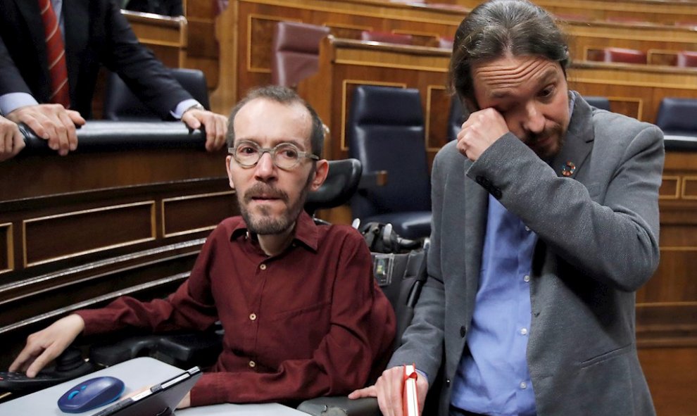 Iglesias posa emocionado y con lágrimas en los ojos tras la segunda votación de investidura de Pedro Sánchez./ Mariscal (EFE)