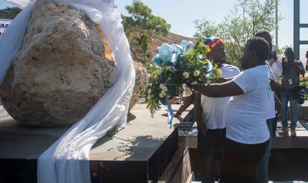 12/01/2020.- Personas protestan contra la presencia del presidente de Haití, Jovenel Moise, y altos cargos del Gobierno en la conmemoración este domingo el décimo aniversario del devastador terremoto del 12 de enero de 2010 en una ceremonia celebrada en l