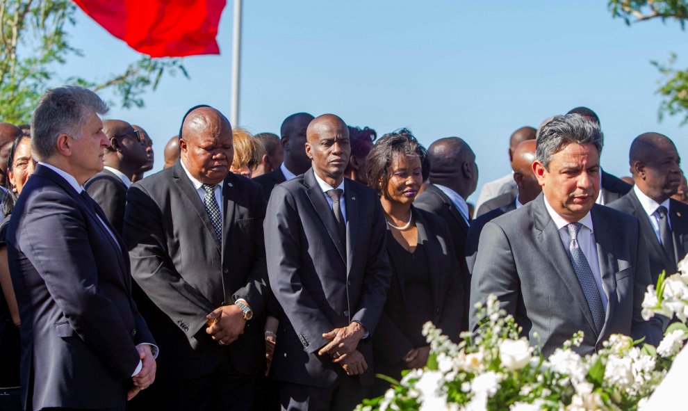 12/01/2020.- El presidente de Haití, Jovenel Moise (c), y altos cargos del Gobierno conmemoraron este domingo el décimo aniversario del devastador terremoto del 12 de enero de 2010 con una ceremonia celebrada en la comunidad de Saint-Christophe, en Puerto