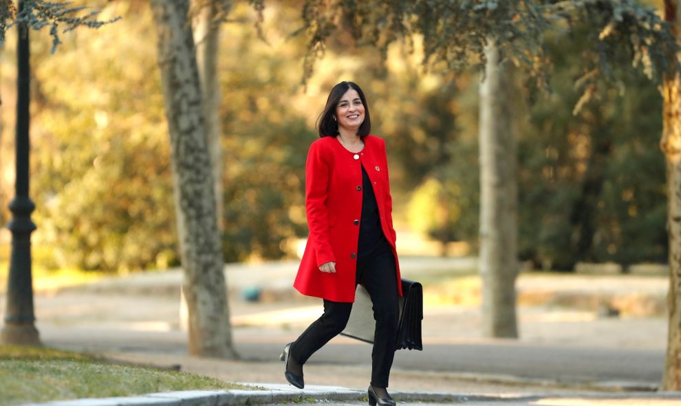 La ministra de Política Territorial y Función Pública, Carolina Darias, llega al Palacio de la Moncloa para asistir al primer Consejo de Ministros del Gobierno de coalición presidido por Pedro Sánchez, este martes en Madrid. EFE/ Emilio Naranjo