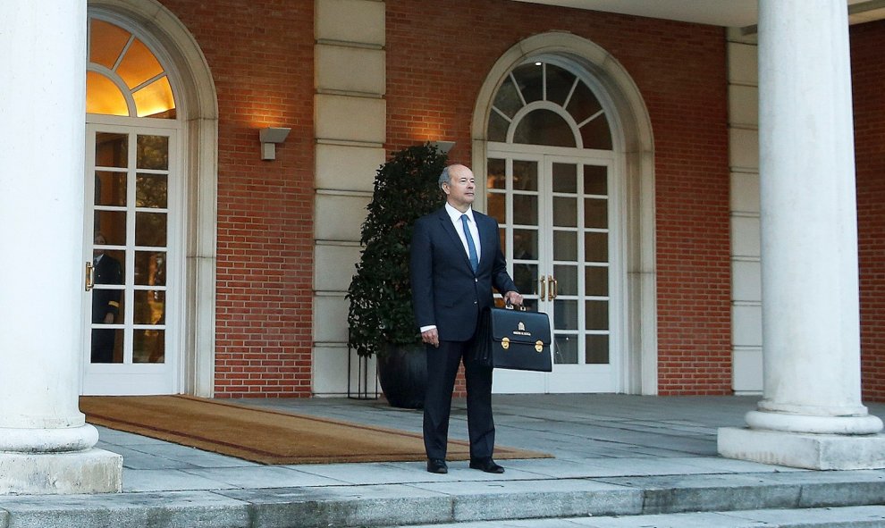 14/01/2020.- El ministro de Justicia, Juan Carlos Campo Moreno, llega al Palacio de la Moncloa para asistir al primer Consejo de Ministros del Gobierno de coalición presidido por Pedro Sánchez, este martes en Madrid. EFE/ Emilio Naranjo