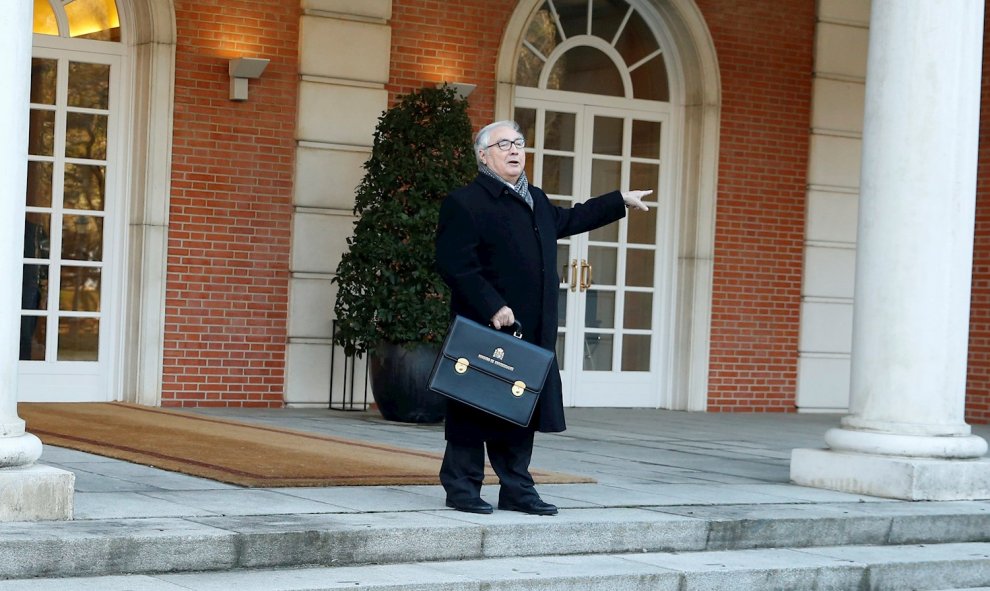 14/01/2020.- El ministro de Universidades, Manuel Castells a su llagada al palacio de la Moncloa para asistir al primer Consejo de Ministros del Gobierno de coalición presidido por Pedro Sánchez, este martes en Madrid. EFE/ Emilio Naranjo