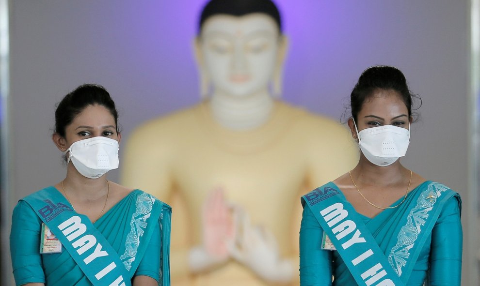 En el Aeropuerto Internacional Bandaranaike de Sri Lanka reciben a sus pasajeros con mascarillas tras el brote del coronavirus. REUTERS