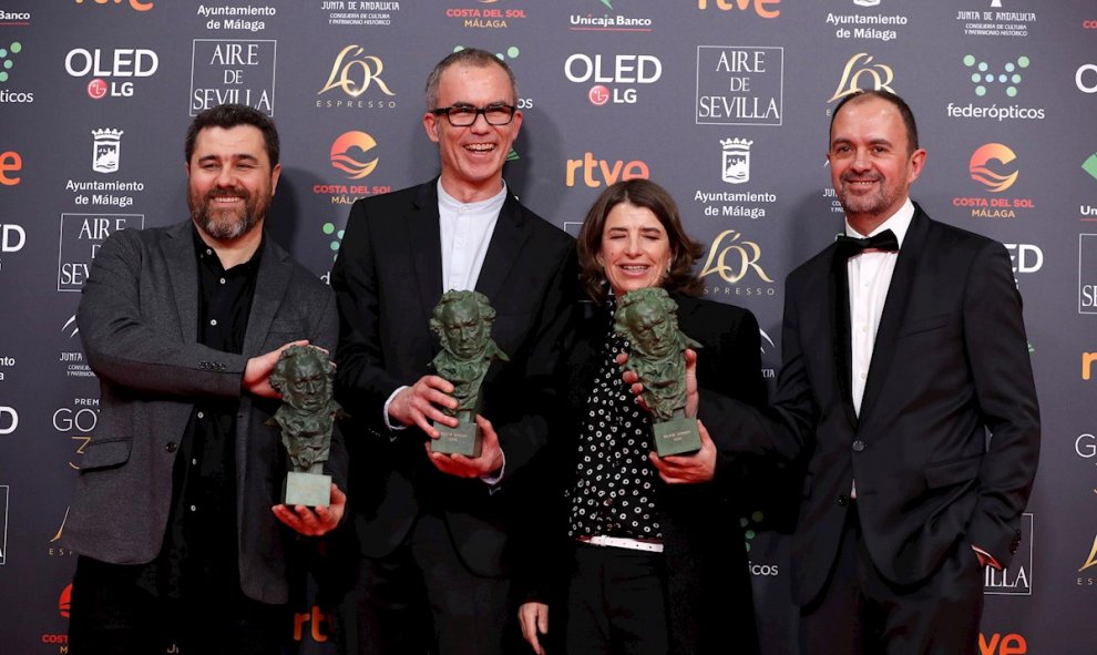 25/01/2020.- El equipo de la "Trinchera infinita" recibe el Goya al mejor sonido, durante la gala de entrega de los Premios Goya 2020 que se celebra hoy sábado en el Palacio de los Deportes José María Martín Carpena, en Málaga. EFE/Jorge Zapata