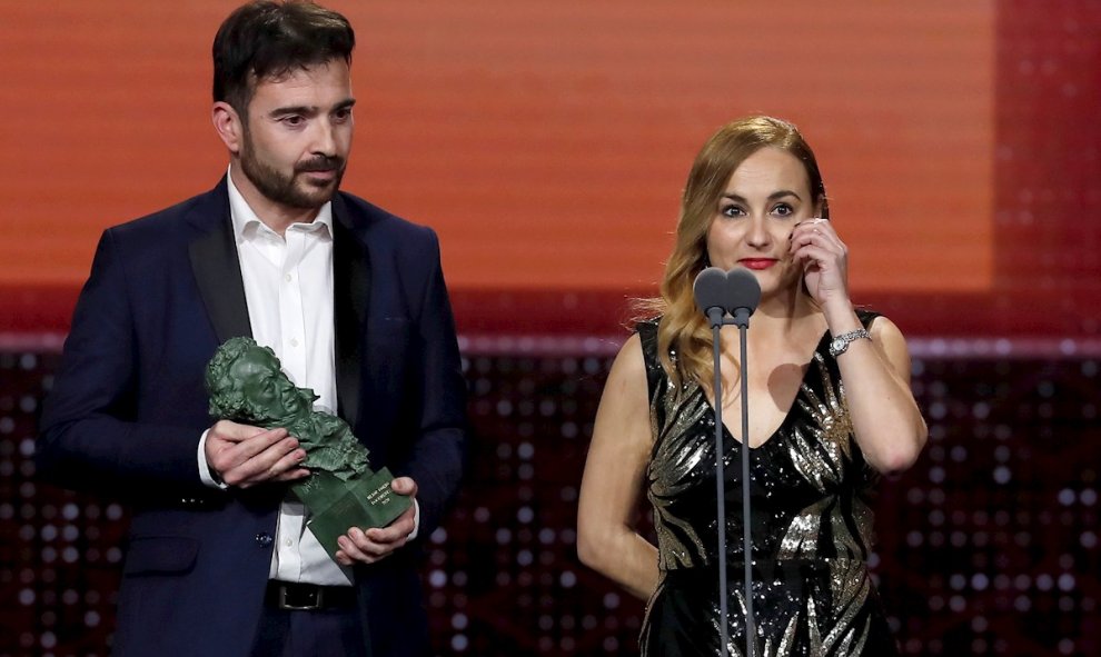 25/01/2020.- Los directores Silvia Venegas y Juan Antonio Moreno reciben el Goya al Mejor corto documental por su trabajo en "Nuestra vida como niños refugiados en Europa", durante la gala de entrega de los Premios Goya 2020 que se celebra hoy sábado en e