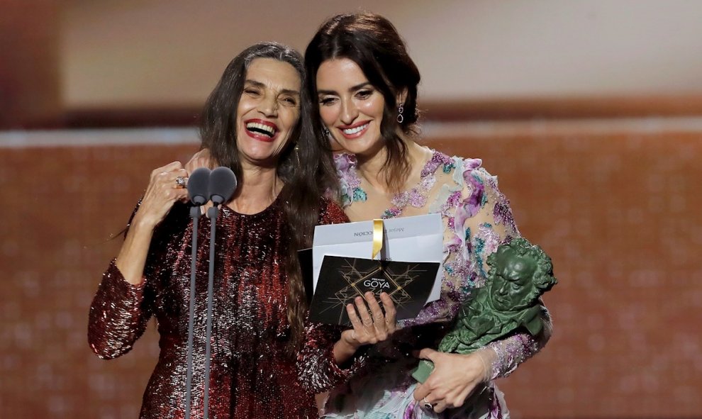 25/01/2020.- Las actrices Ángela Molina (i) y Penélope Cruz durante la gala de los "Premios Goya 2020" que se celebra hoy sábado en el Palacio de los Deportes José María Martín Carpena, en Málaga. EFE/Chema Moya.