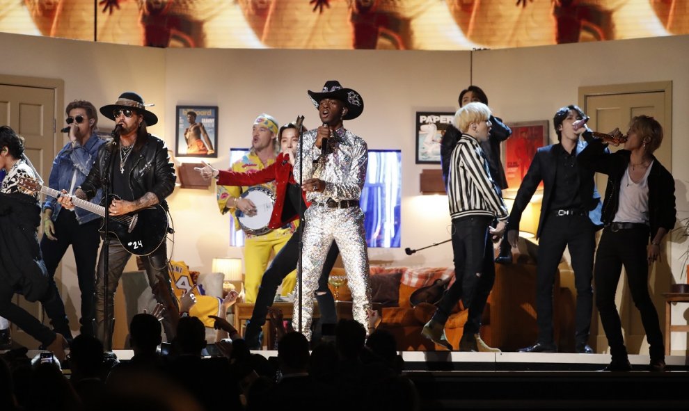 26.01.2020 - Lil 'Nas X y Billy Rae Cyrus se presentan con BTS de Corea del Sur. REUTERS / Mario Anzuoni