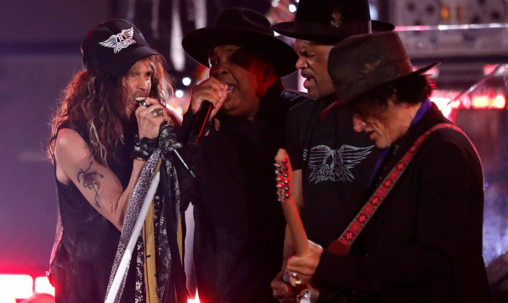 26.01.2020 - Steven Tyler y Joe Perry de Aerosmith actúan con Run-D.M.C. REUTERS / Mario Anzuoni