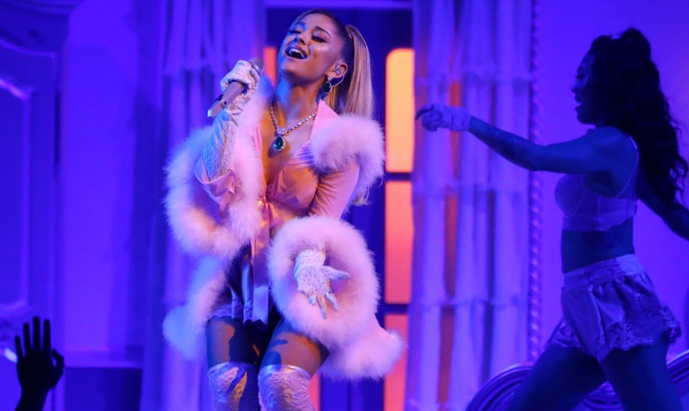 26.01.2020 - Ariana Grande actuando en los Premios Grammy. REUTERS / Mario Anzuoni