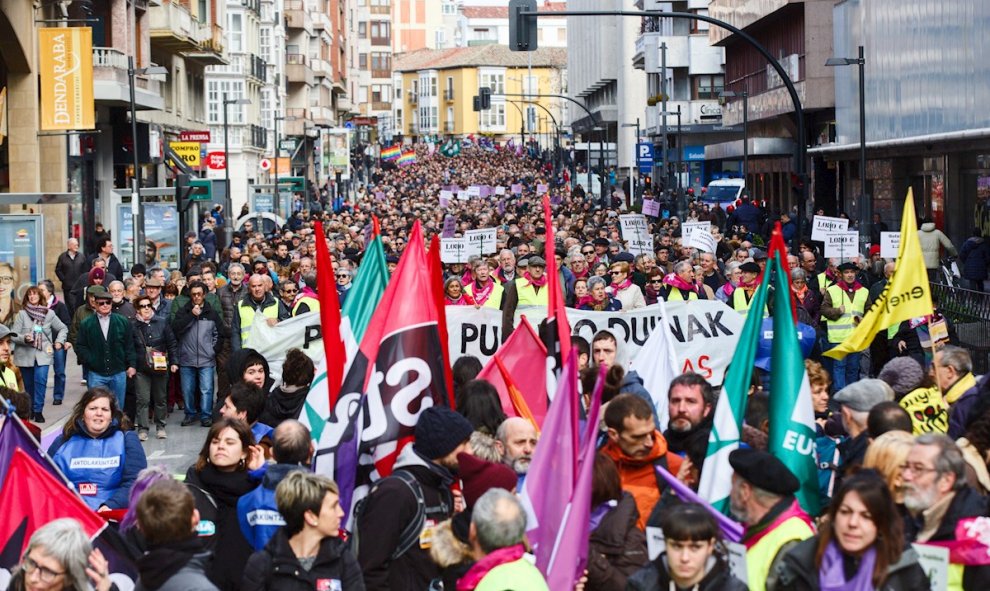 Miles de personas participan en una manifestación en Vitoria durante la huelga general convocada este jueves en Euskadi y Navarra | EFE