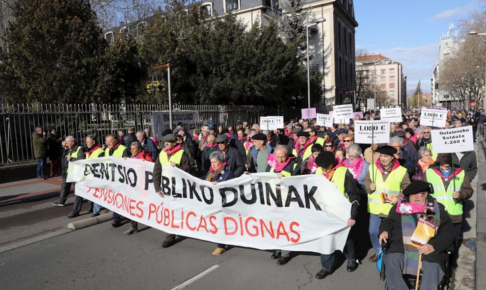 Miles de personas participan en una manifestación en Vitoria durante la huelga general convocada este jueves en Euskadi y Navarra por los sindicatos integrados en la Carta Social de Euskal Herria para reivindicar empleos estables y una pensión mínima de 1