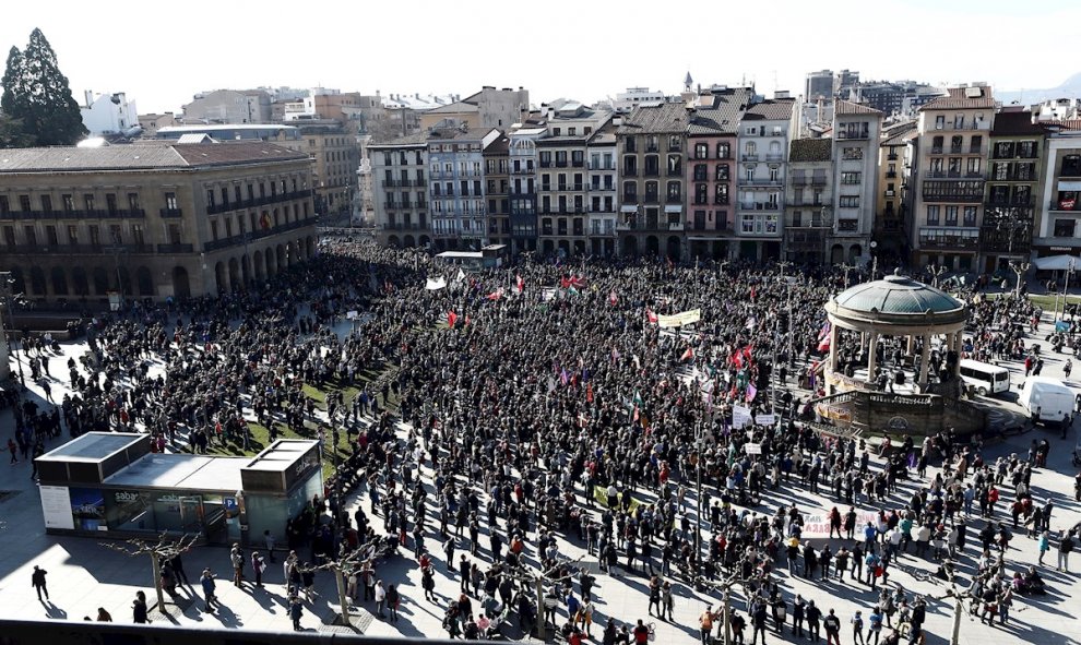 Una manifestación visibiliza en Pamplona la adhesión sindical a la huelga | EFE