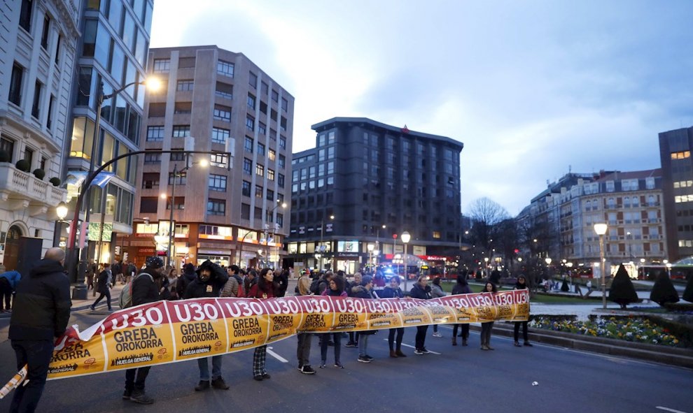 Varios piquetes cortan una avenida en Bilbao, este jueves | EFE