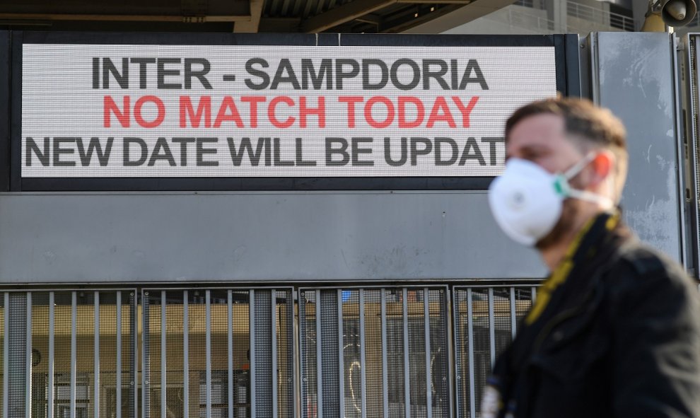 El coronavirus llegó también al Calcio y partidos como el Inter-Sampdoria fueron suspendidos. REUTERS/Daniele Mascolo