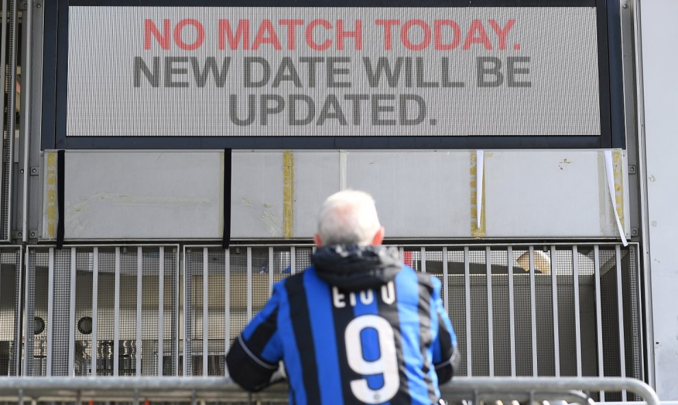 Un hombre ante el Estadio de San Siro después de conocerse la suspensión del partido. REUTERS/Daniele Mascolo