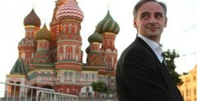 El periodista Daniel Utrilla, autor de 'A Moscú sin Kaláshnikov', posa frente a la Catedral de San Basilio en Moscú. /Anatoli Morkovin