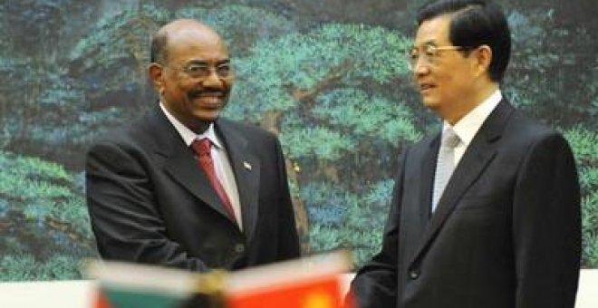 Omar al Bashir da la mano este miércoles al presidente chino, Hu Jintao.