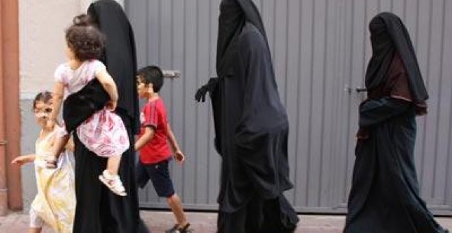 Unas mujeres con niqab pasean con sus hijos por una calle de Lleida. ACN