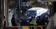 Los policías retiran el vehículo del vestíbulo de la sede nacional del PP en Madrid. REUTERS/Juan Medina