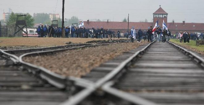 Vías del tren frente al antiguo campo de concentración nazi de Auschwitz, en Polonia.