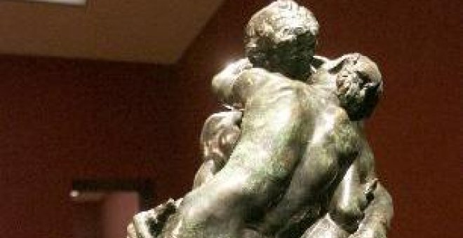 Imagen de la escultura de bronce 'El Beso' del francés Auguste Rodin.