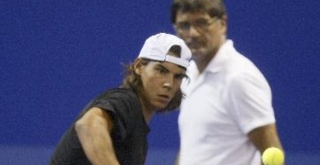Toni Nadal (d), entrenador y tío de Rafael Nadal ha aseverado que Pedro Muñoz no quiere la victoria de ningún jugador español.