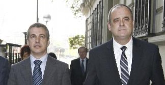 El presidente del PNV, Iñigo Urkullu (i), y el responsable del partido en Guipúzcoa, Joseba Egibar, a su llegada a la Audiencia Nacional, donde hoy prestaron declaración como testigos ante el juez Baltasar Garzón en relación con la investigación que sigue