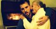 Giancarlo Murisciano sostiene a su abuela de 87 años y enferma de Alzhéimer, en una imagen que se convertido en un fenómeno viral.