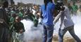 Estudiantes huyen del gas lacrimógeno lanzado por la policía durante una protesta en el patio de recreo de una escuela de Primaria en Nairobi, en la que al menos tres menores resultaron heridos.  EFE/Dai Kurokawa