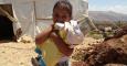 Niña siria refugiada en Líbano sostiene una 'muñeca' hecha con un trozo de madera / ACNUR