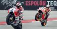 Andrea Dovizioso (Ducati) hace un caballito por delante del español Marc Marquez (Repsol Honda) en el Circuito de las Americas de Austin, Texas, (USA). EFE